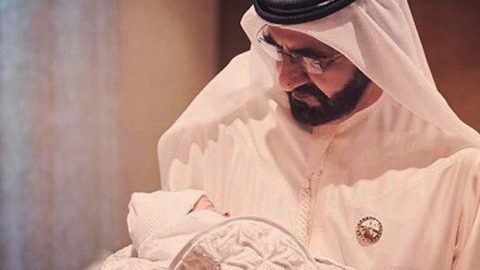 حاكم دبي يحمل حفيده الجديد .. والأم تُعيد أمجاد اسم أخيها الراحل