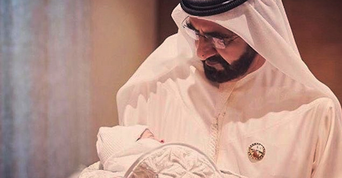 حاكم دبي يحمل حفيده الجديد .. والأم تُعيد أمجاد اسم أخيها الراحل