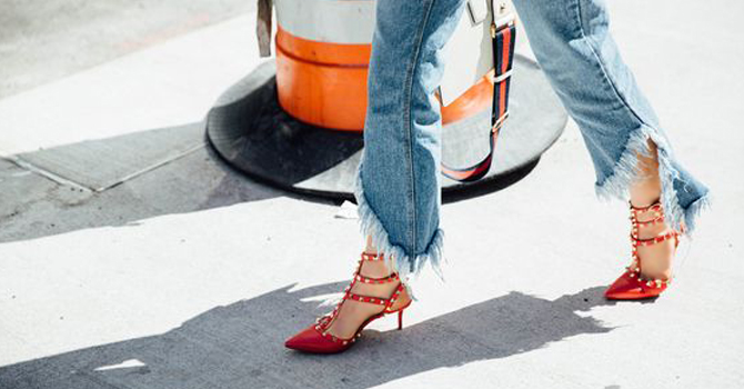 تسوقي صيحات السراويل الجينز الأكثر روجًا هذا الخريف