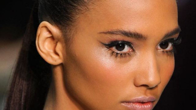 اي لاينر مجنح مع احمر شفاه نيود 2015