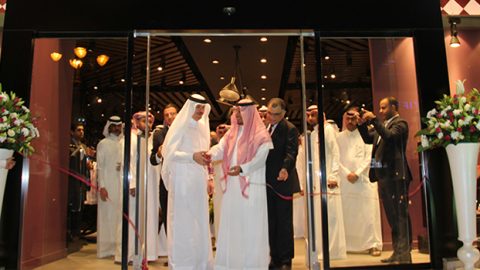 سمو الأمير منصور بن مقرن بن عبد العزيز آل سعود يقدم خدماته بصورة تفاعلية للشباب