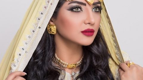 الممثلة العراقية شهد الياسين بمكياج عيون أنيق مع أحمر شفاه فوشيا بتوقيع ألاء دشتي