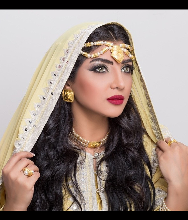 الممثلة العراقية شهد الياسين بمكياج عيون أنيق مع أحمر شفاه فوشيا بتوقيع ألاء دشتي