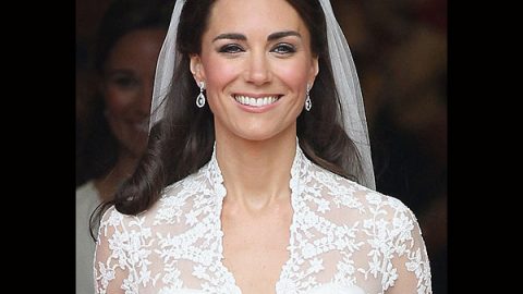 الدوقة kate middleton بتاج براق في حفل زفافها