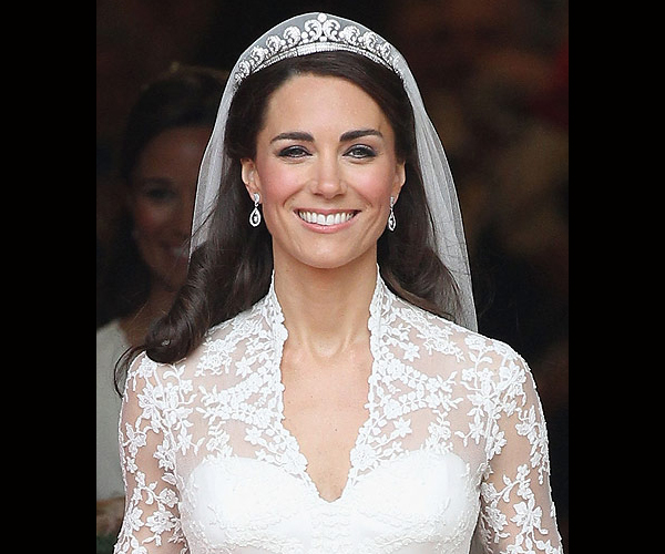 الدوقة kate middleton بتاج براق في حفل زفافها