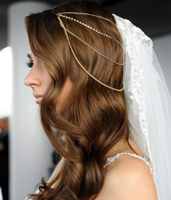 تسريحة شعر مموجة ومزينة بطرحة واكسسوار من Galia Lahav ربيع 2015 السلاسل المعدنية للعروس