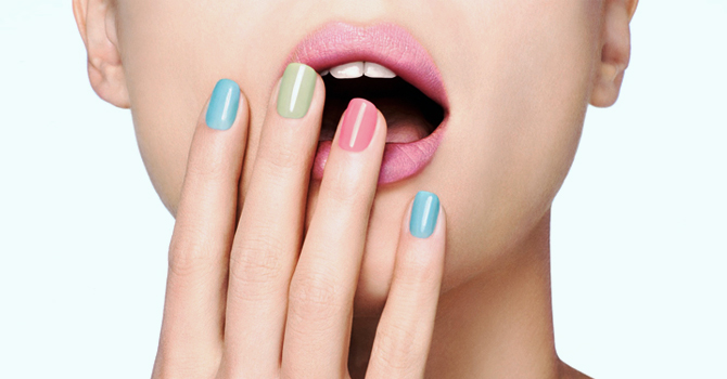 طلاء أظافرك الصيفي الأنسب للون بشرتك