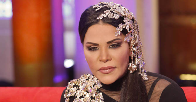 أحلام تتسوق في باريس بالجينز