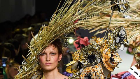 موضة قبعة الرأس الكبيرة والمصنوعة من الخوص وأفرع السنابل من Viktor & Rolf couture ربيع 2015