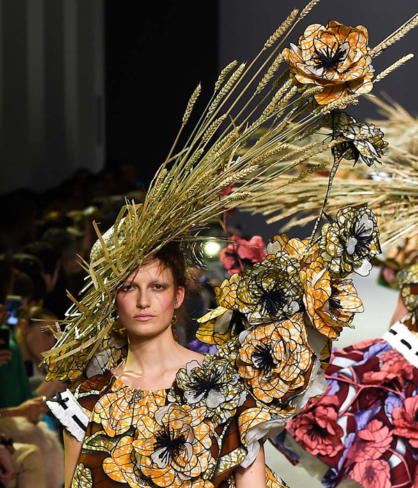 موضة قبعة الرأس الكبيرة والمصنوعة من الخوص وأفرع السنابل من Viktor & Rolf couture ربيع 2015