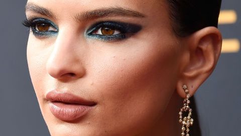 Emily Ratajkowski بمكياج عيون القطة الدخاني في حفل الايمي 2016