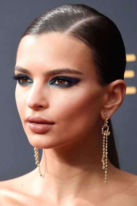 Emily Ratajkowski بمكياج عيون القطة الدخاني في حفل الايمي 2016