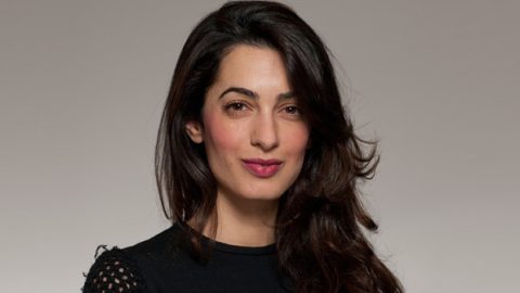 خطيبة جورج كلوني تثير الجدل بحذاء رجالي