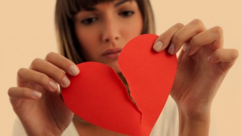 7مراحل تمر بها الفتاة بعد إنكسار قلبها