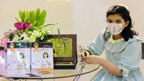 طفلة سعودية تؤلف كتابًا عن تجربتها مع السرطان ويصبح الأكثر مبيعًا