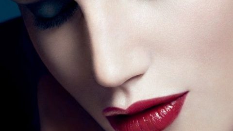 ظلال جفون فيروزي مع أحمر شفاه وردي داكن 2015