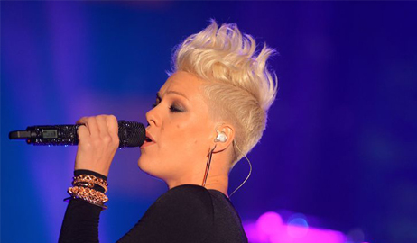 بينك ممنوعه من الغناء بأمر من الأطباء