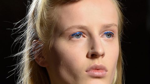 موضة الشعر الإنسيابي مع الغرة الأمامية الملتوية من Dries Van Noten ربيع 2016