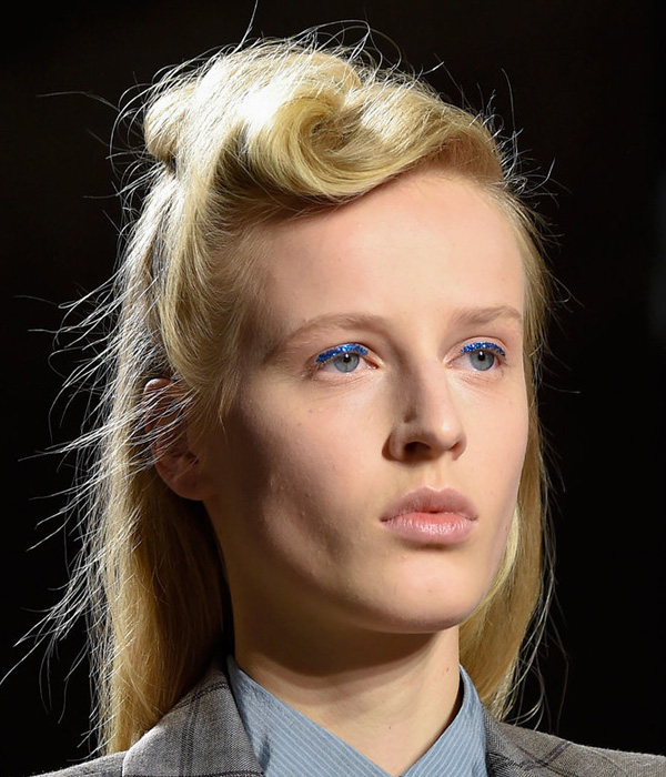 موضة الشعر الإنسيابي مع الغرة الأمامية الملتوية من Dries Van Noten ربيع 2016