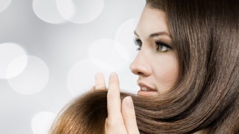 كيف تتحكمين في شعرك الهائش بالشتاء؟