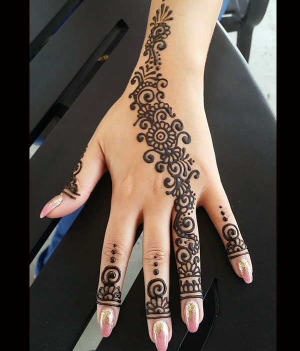 رسمة حنة سوداء من وحي الأزهار من Girly Henna