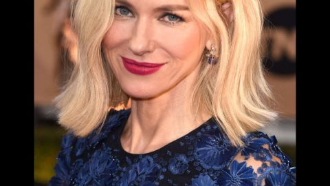 Naomi Watts بتسريحة البوب المموج المقسوم من المنتصف