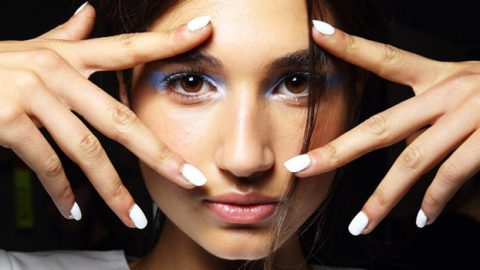 أفكار جديدة لمواكبة صيحة طلاء الأظافر الأبيض