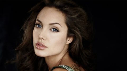 أنجلينا جولي تصدم جمهورها بمكياج سيء