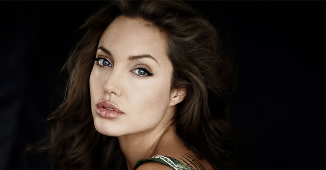 أنجلينا جولي تصدم جمهورها بمكياج سيء