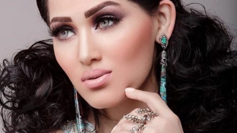 مكياج عيون أرجواني مع أحمر شفاه وردي هادئ من هميز بنجابي للعروس