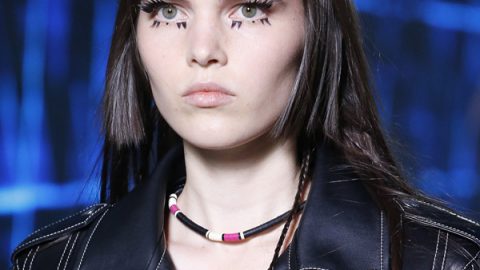 موضة الرموش الجريئة مع الأي لاينر الجرافيك من Louis Vuitton ربيع 2016