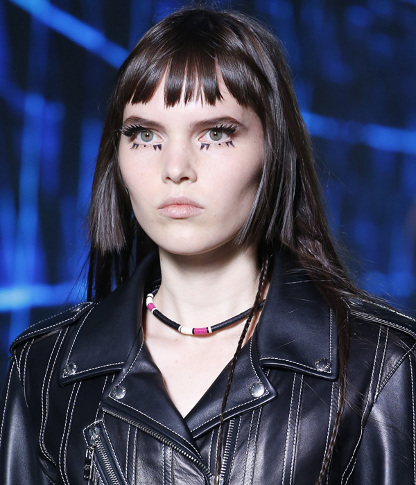 موضة الرموش الجريئة مع الأي لاينر الجرافيك من Louis Vuitton ربيع 2016