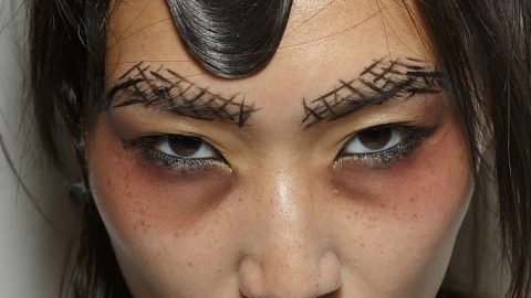 موضة رسمة الحواجب العشوائية مع مكياج العيون المرهقة 2015