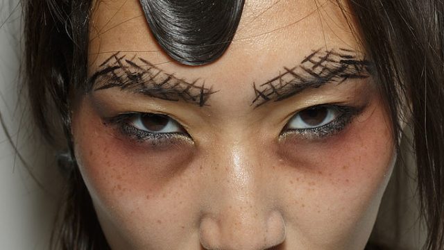 موضة رسمة الحواجب العشوائية مع مكياج العيون المرهقة 2015