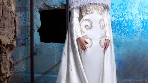 فستان أبيض بموضة الكاب من سعيد قبيسي خريف 2016