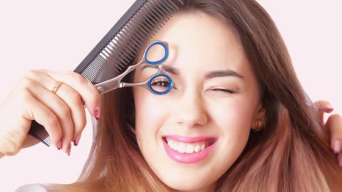 الطريقة الصحيحة لتهذيب شعرك في المنزل كالمحترفين