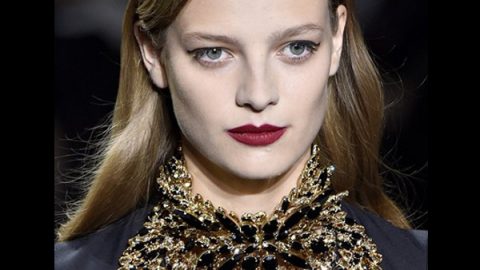رسمة أي لاينر أنيقة مع حمرة توتية مطفأة من Elie Saab