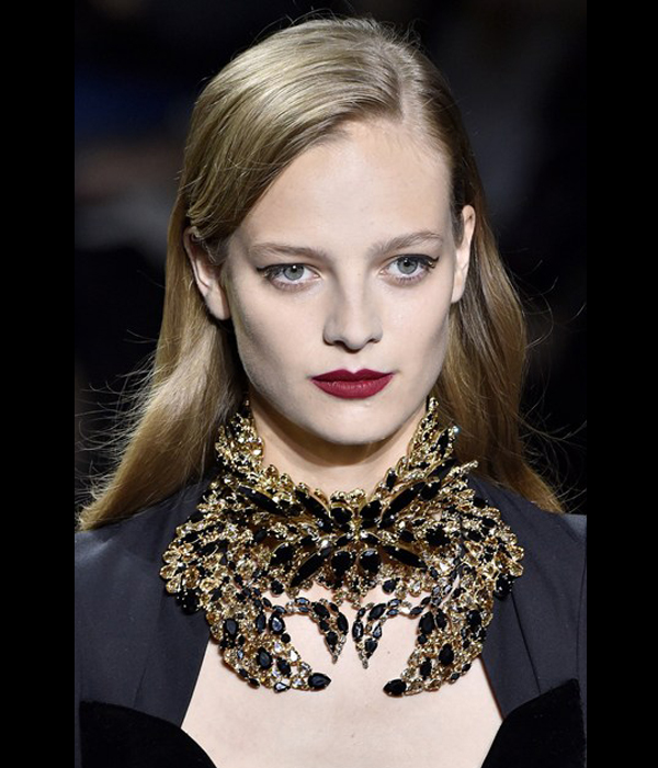 رسمة أي لاينر أنيقة مع حمرة توتية مطفأة من Elie Saab