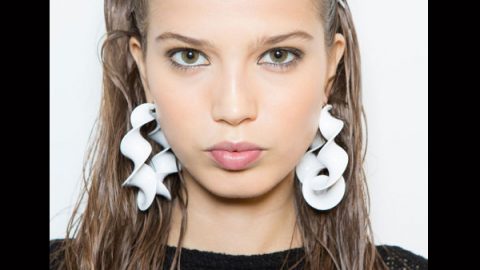 تسريحة شعر رطبة ومكياج بسيط من altuzarra ربيع 2017