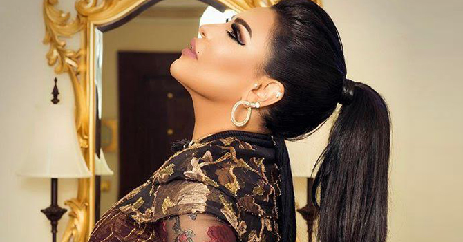 زوج أحلام يُهديها ساعة مرصعة بالألماس .. كم يبلغ ثمنها؟