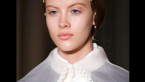 إكسسوارات الشعر المعدنية مع مكياج مضيء من Valentino