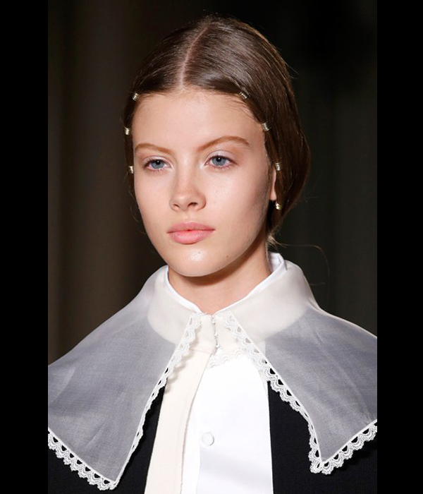 إكسسوارات الشعر المعدنية مع مكياج مضيء من Valentino