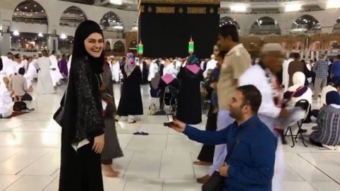 شاب تركي متهم بإهانة المقدسات بعد عرض الزواج على خطيبته في الكعبة