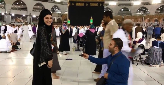 شاب تركي متهم بإهانة المقدسات بعد عرض الزواج على خطيبته في الكعبة