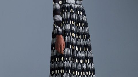 فستان أسود مطبوع من Emanuel Ungaro ريزورت 2017
