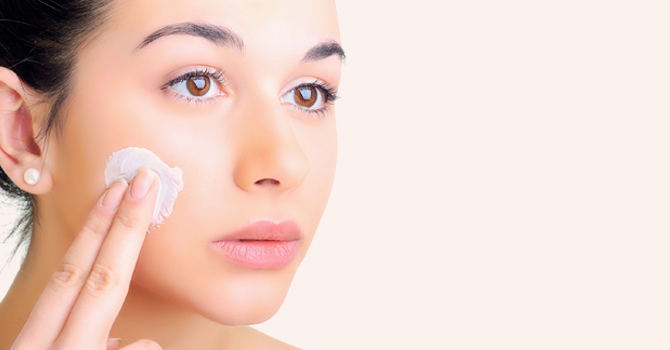 احذري ترطيب بشرتك قبل النوم لهذا السبب