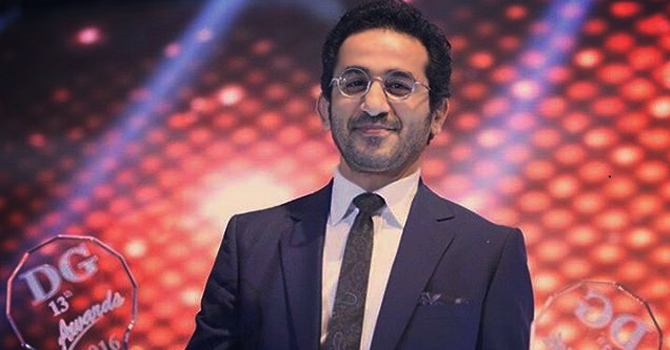 بالفيديو: أحمد حلمي يسخر من منى زكي في حفل دير جيست 2016