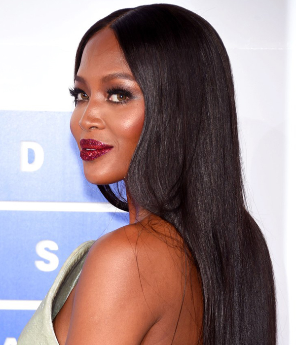 naomi campbell بتسريحة شعر ملساء مع أحمر شفاه أحمر جليتر في حفل MTV 2016
