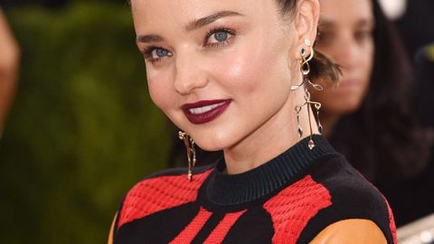 miranda kerr بتسريحة الجدائل الجانبية وأحمر شفاه أرجواني داكن في حفل met gala 2016
