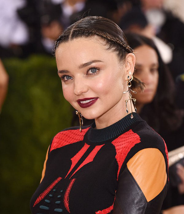 miranda kerr بتسريحة الجدائل الجانبية وأحمر شفاه أرجواني داكن في حفل met gala 2016